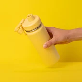 Garrafa com Alça e Bico 780ml em Aço Inox Amarela