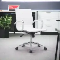 Cadeira de Escritório Diretor em Couro Branco com Braços Cromados