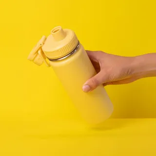 Garrafa com Alça e Bico 780ml em Aço Inox Amarela