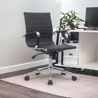 Cadeira de Escritório Diretor em Couro Preta com Braços Cromados